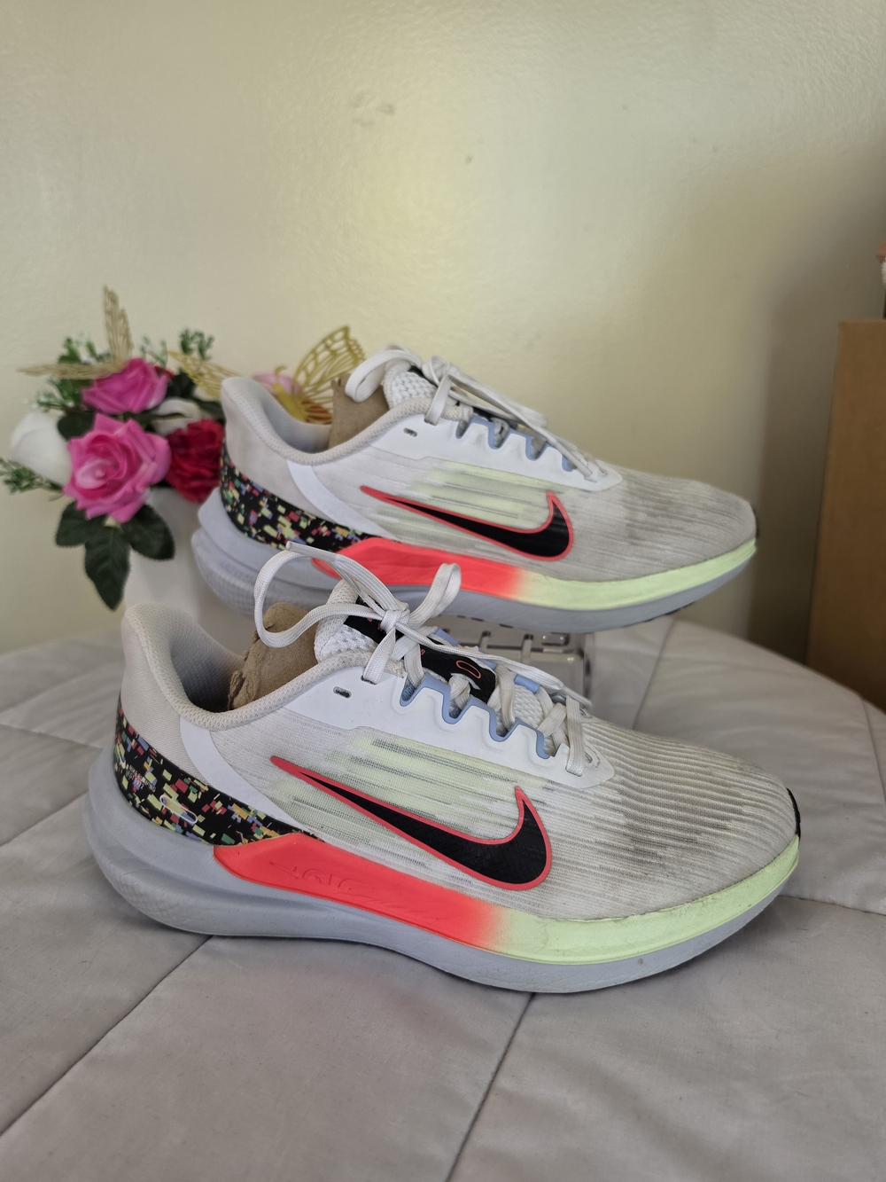 Nike Winflo>09 Women’s White & Neon Sneakers Size 6.5